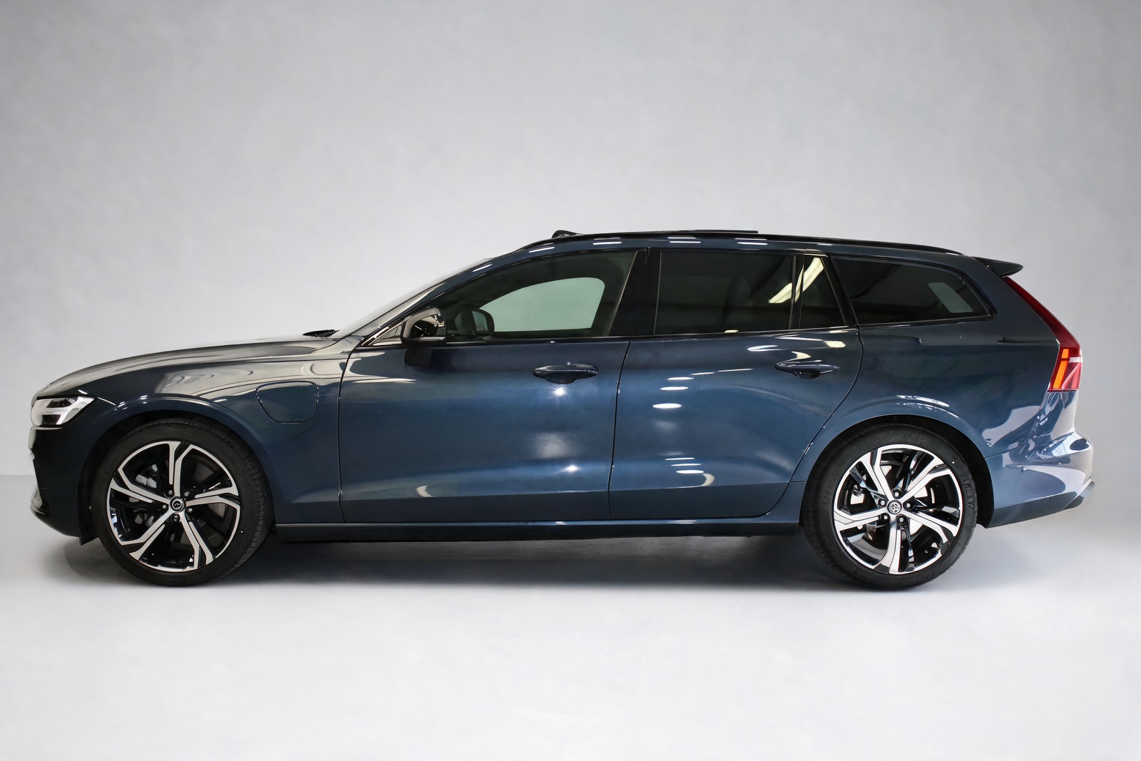 Volvo V60 T6 Ultra Dark – View 2
