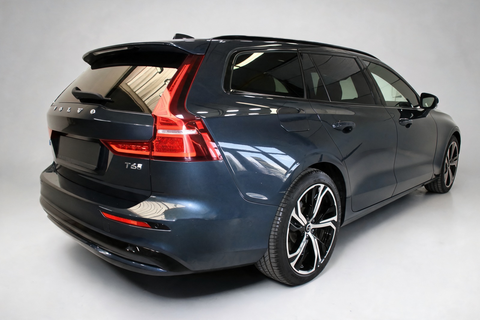 Volvo V60 T6 Ultra Dark – View 5