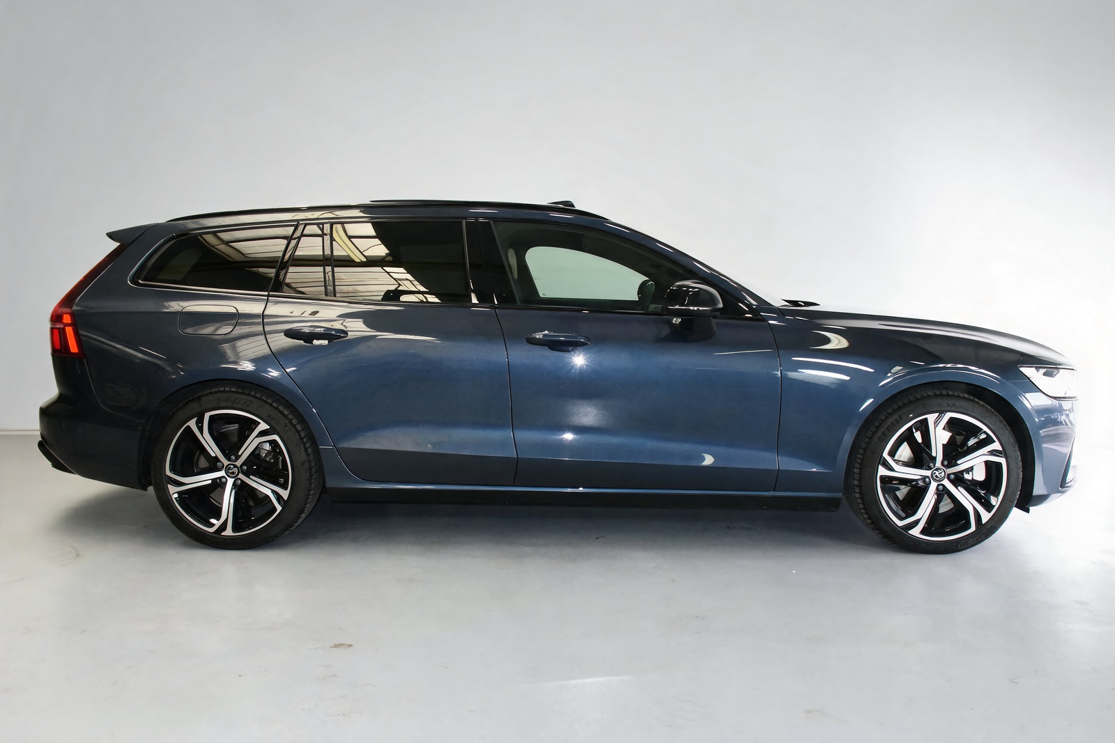 Volvo V60 T6 Ultra Dark – View 6