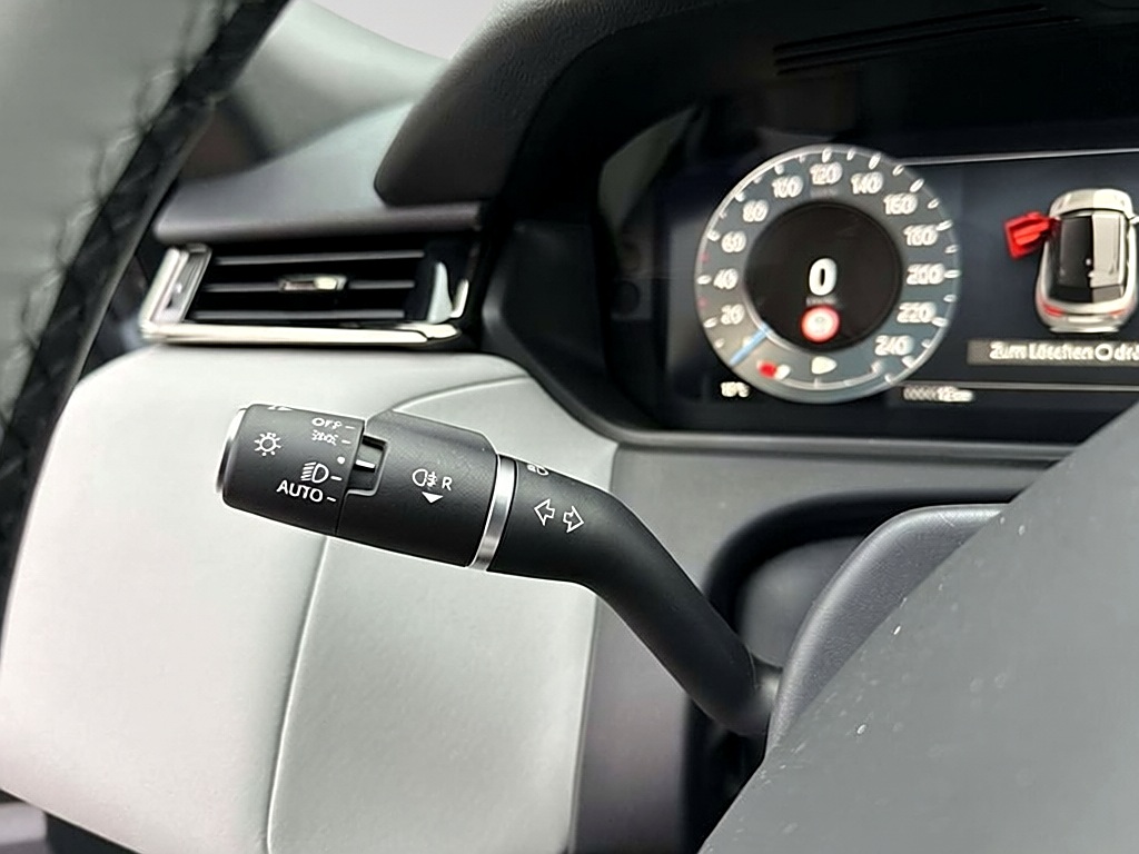 Land Rover Range Rover Velar Dynamic SE – View 4