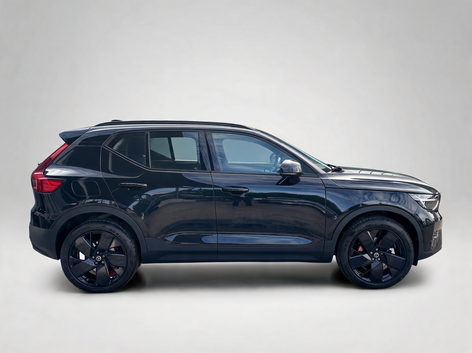 Volvo XC40 B3 Plus Black Edition / Mild-Hybrid Benzin – Importfahrzeug aus Deutschland in die Schweiz