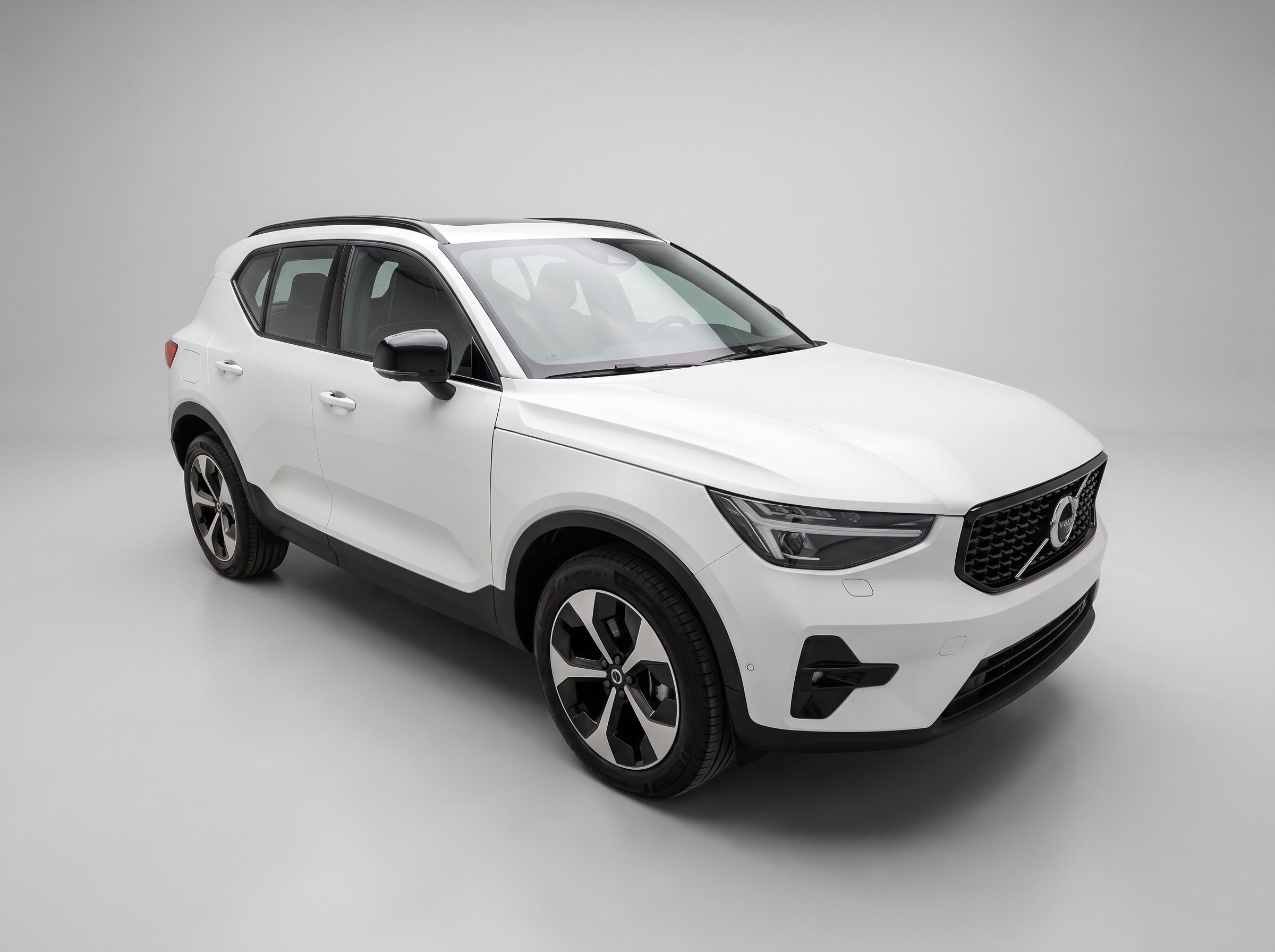 Volvo XC40 B4 Plus Dark – View 5