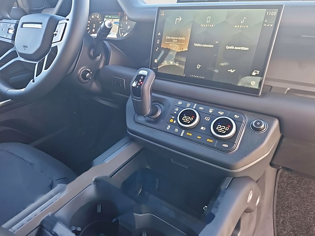 Land Rover Defender Dynamic HSE – View 4