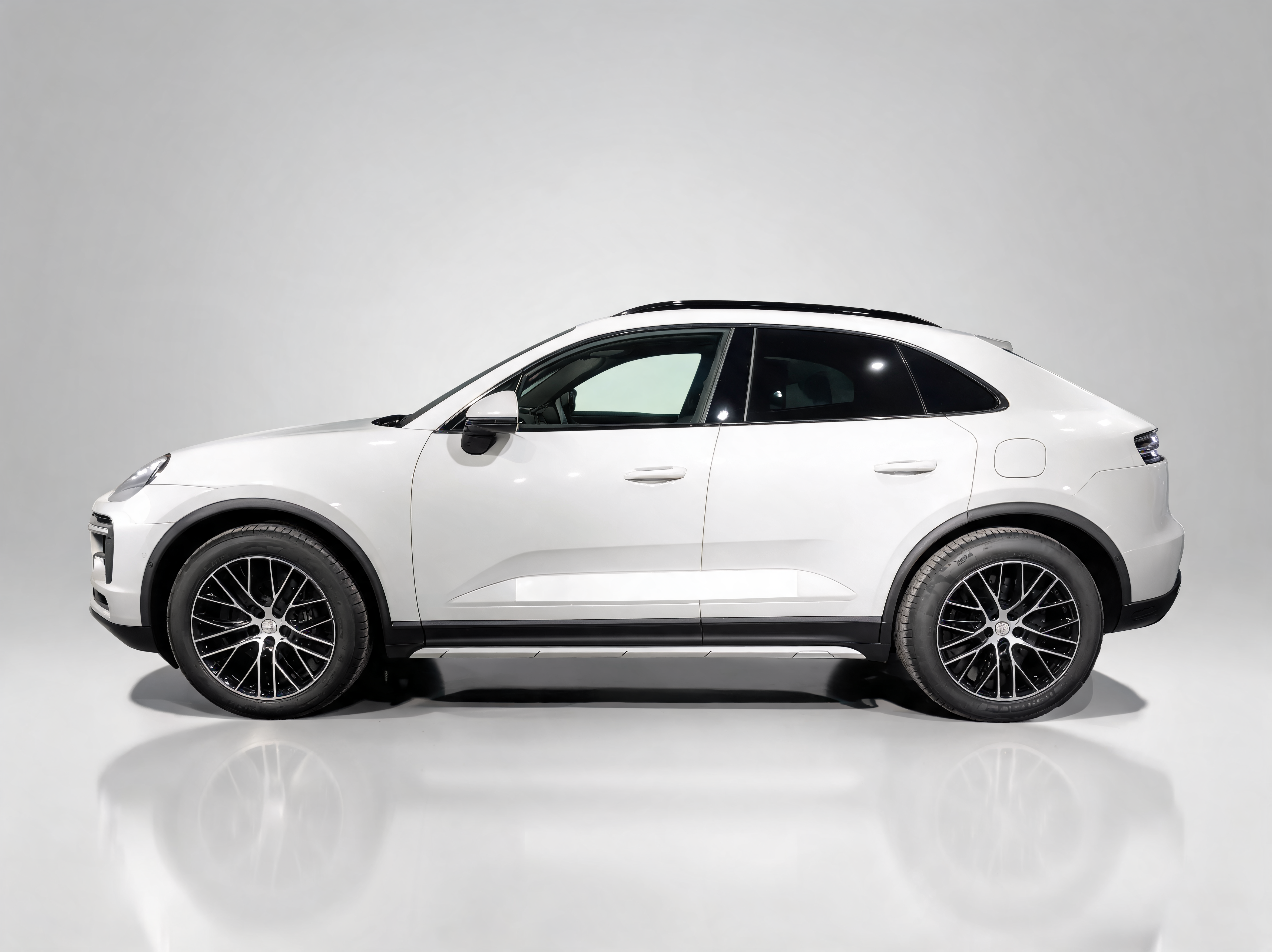 Porsche Macan 4 – View 2