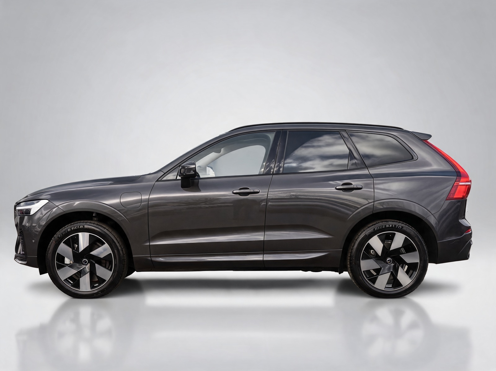 Volvo XC60 T8 Plus Dark – View 2