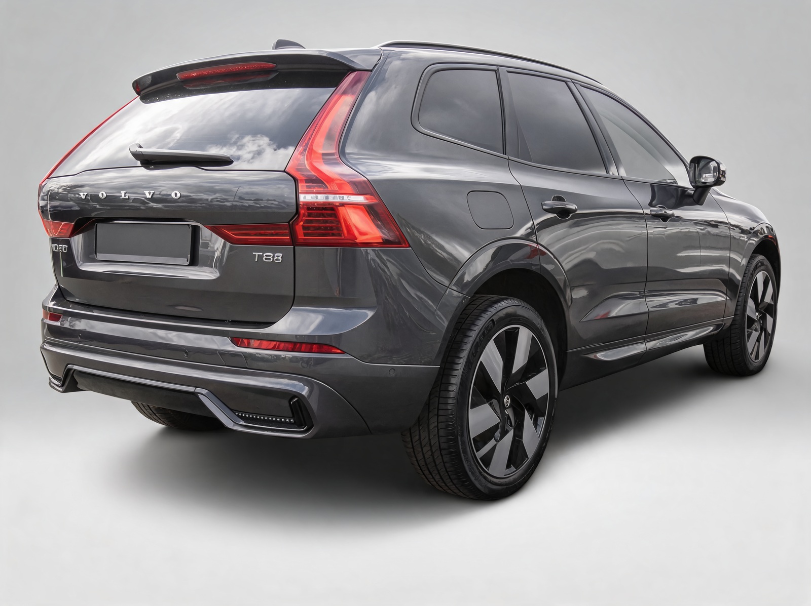 Volvo XC60 T8 Plus Dark – View 4